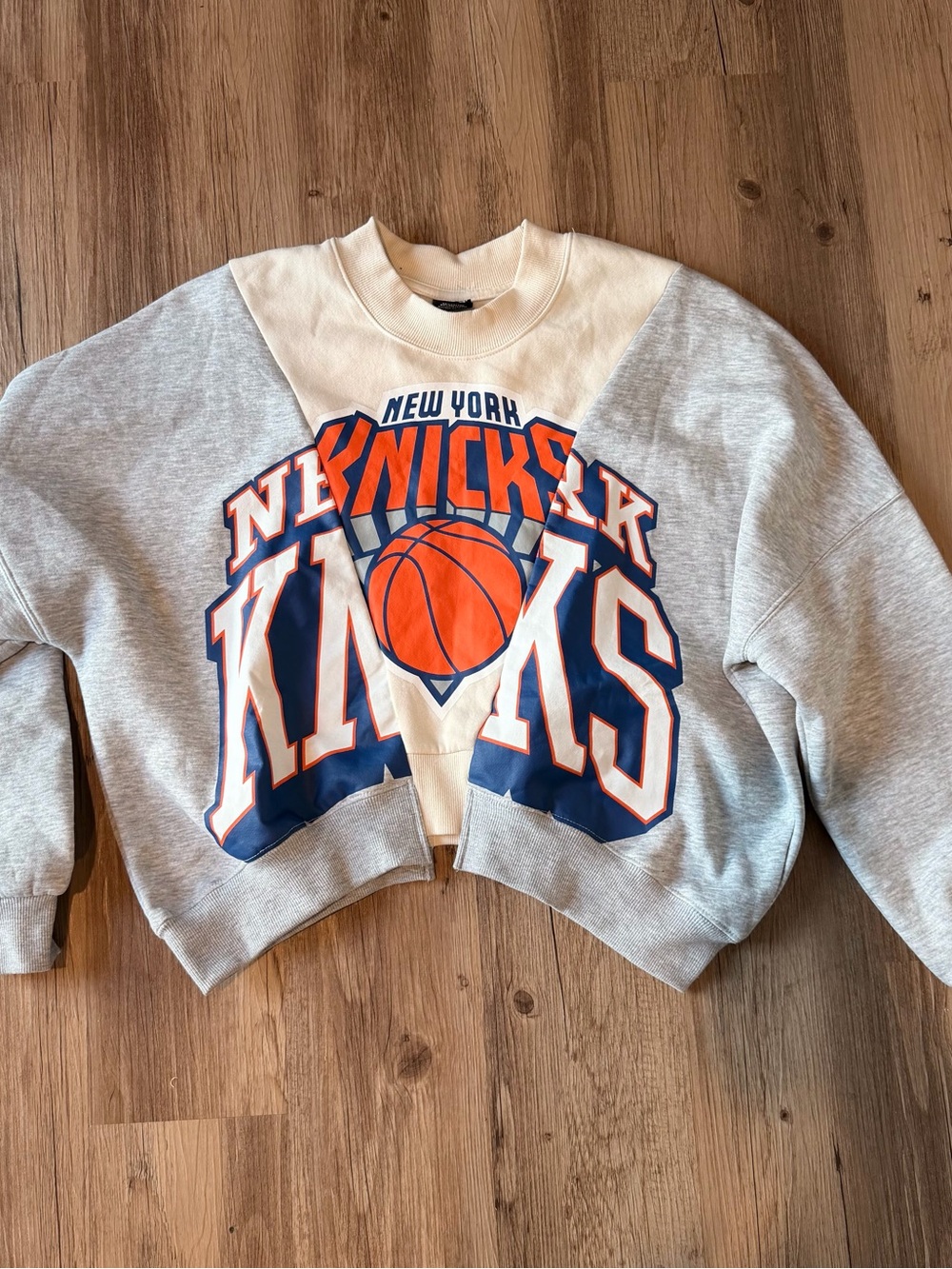 Knicks Cropped Crewneck Sweatshirt - Gray/Cream/Orange M